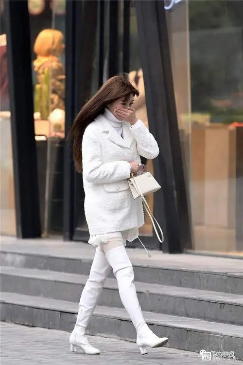 冬天白色靴子怎么搭配衣服图片