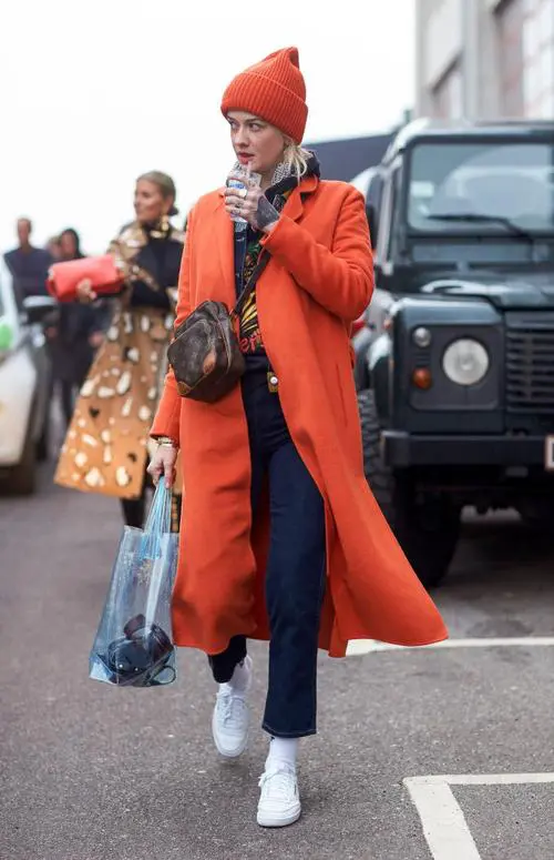 橘红色的风衣怎么搭配