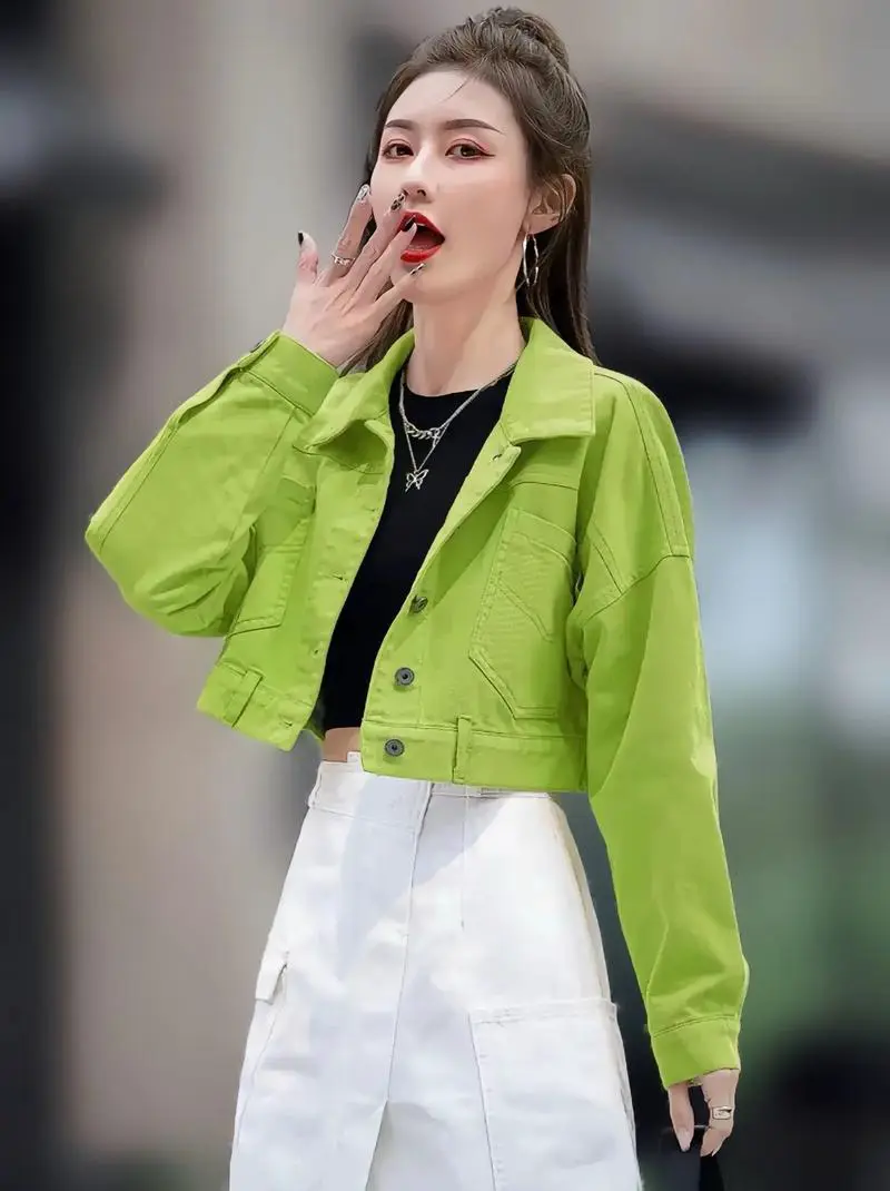 短款外套绿色怎么搭配衣服好看