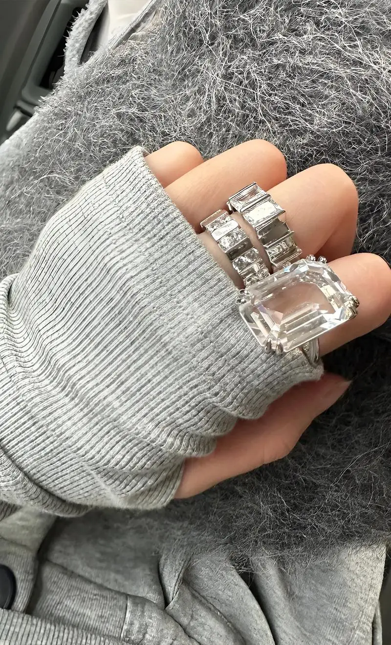 灰色运动长裙怎么搭配衣服好看