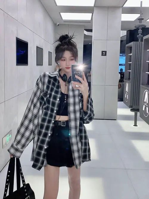 女款黑白小格子衬衫怎么搭配什么裤子