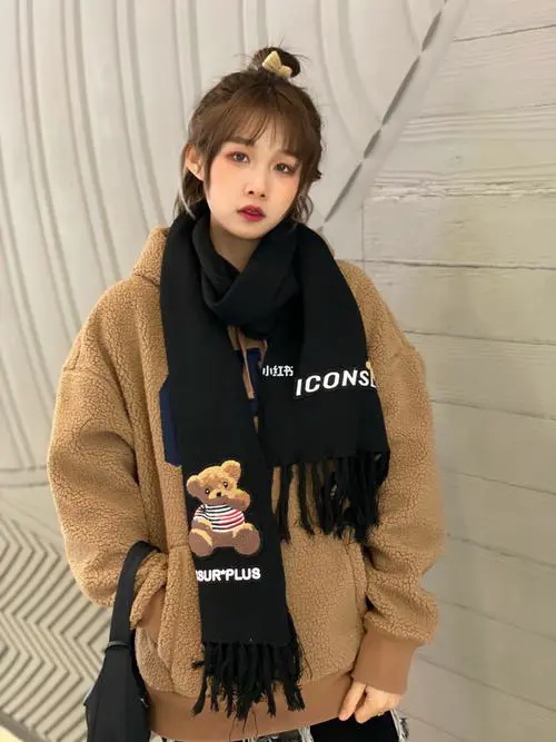 穿卫衣头发怎么搭配围巾