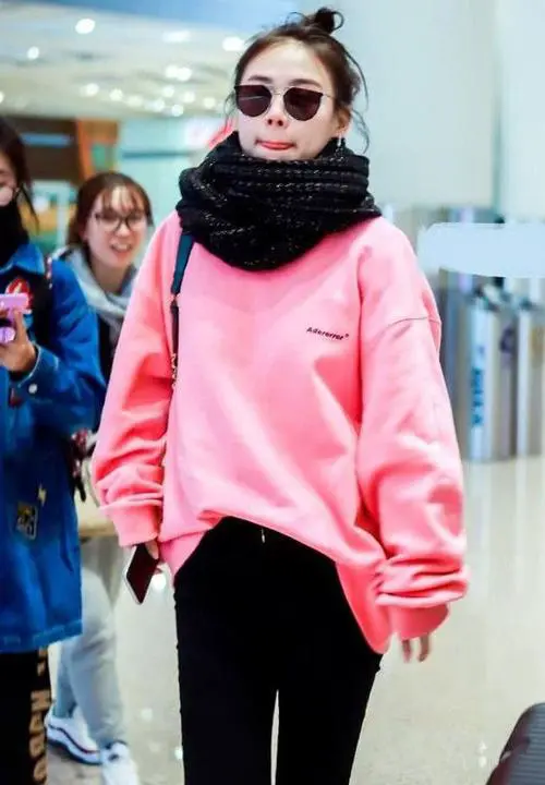 穿卫衣头发怎么搭配围巾