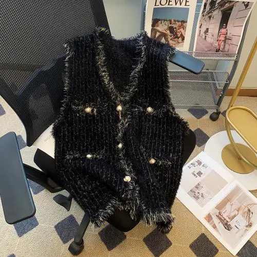 v领无袖毛衣怎么搭配外套