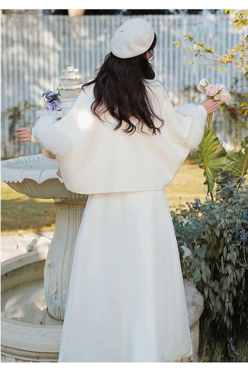 白色短款斗篷怎么搭配什么裤子