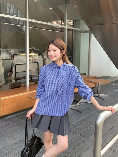 蓝色格子和蓝色衣服怎么搭配