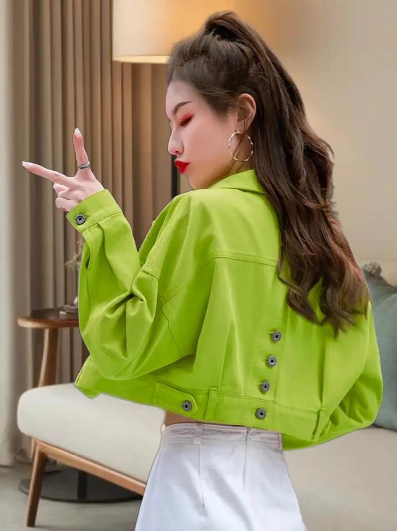 短款外套绿色怎么搭配衣服图片欣赏