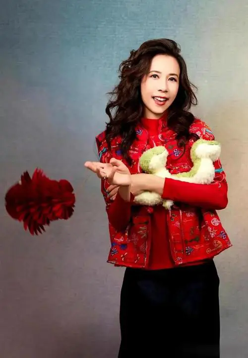 红色发型怎么搭配衣服好看