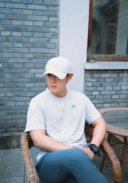 白帽子要怎么搭配衣服好看图片