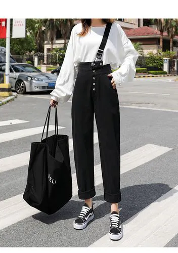 黑色直筒背带牛仔裤怎么搭配什么外套