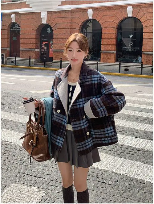 蓝格子短外套怎么搭配