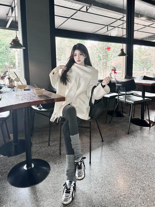 白色短款斗篷怎么搭配什么裤子好看图片大全