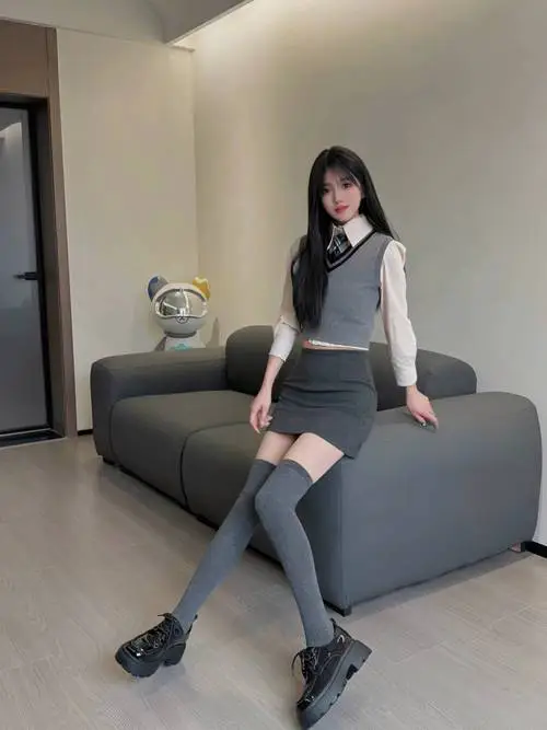 学生长腿袜怎么搭配衣服