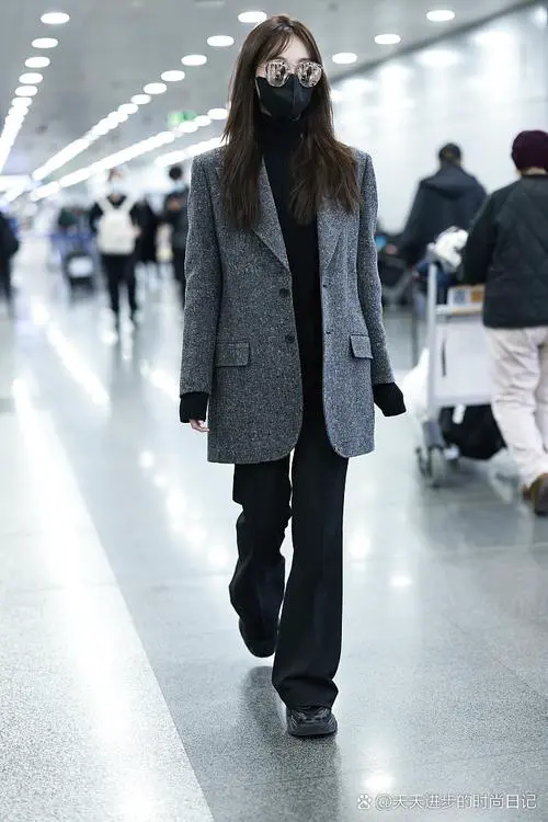 灰色衣服黑色裤子鞋子怎么搭配图片女生