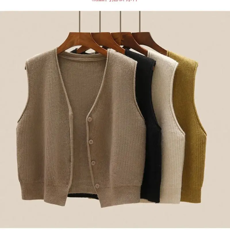 v领无袖毛衣怎么搭配外套