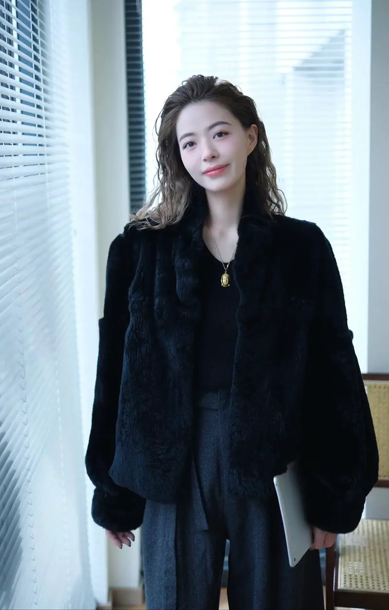 黑色的皮草怎么搭配衣服好看图片