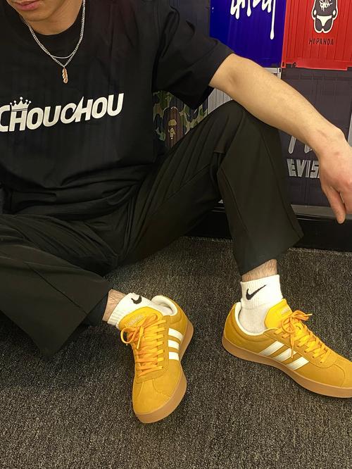 高帮黑色运动鞋怎么搭配什么裤子好看