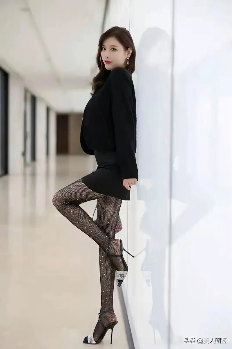 渔网袜怎么搭配衣服