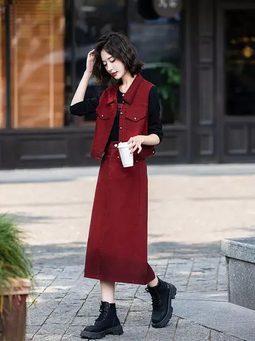 红色牛仔马甲怎么搭配图片欣赏