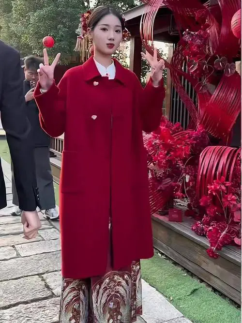红色大衣羊毛大衣怎么搭配
