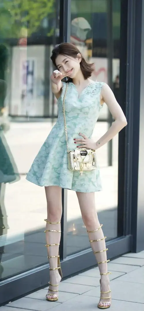 金色的鞋怎么搭配衣服