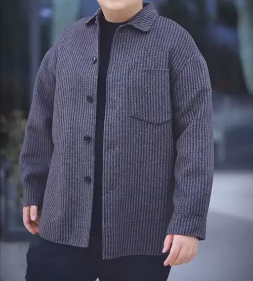 男条纹厚长外套怎么搭配什么裤子图片欣赏