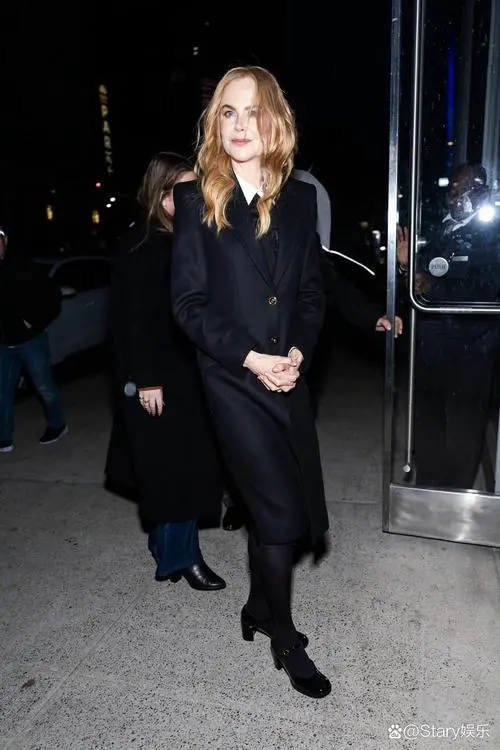 女生黑色的鞋子怎么搭配衣服好看图片欣赏