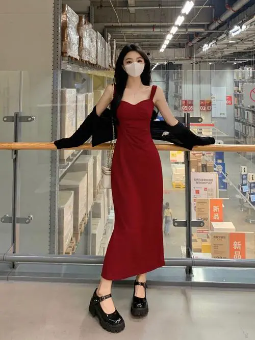 红色宽松长裙怎么搭配外套