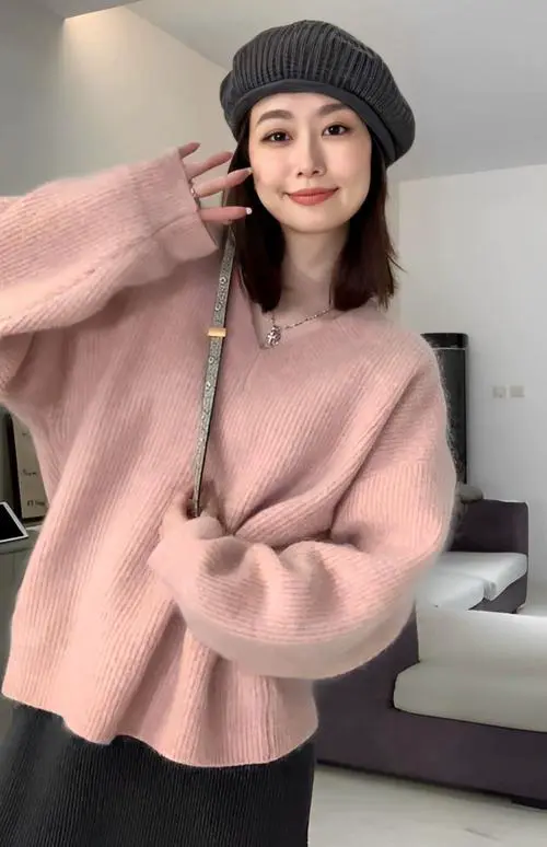 白色v领宽松毛衣怎么搭配