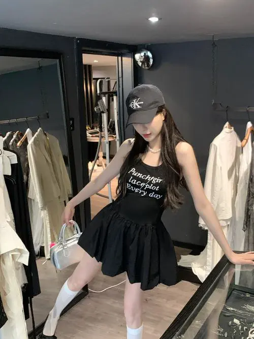 怎么搭配黑色蓬蓬裙