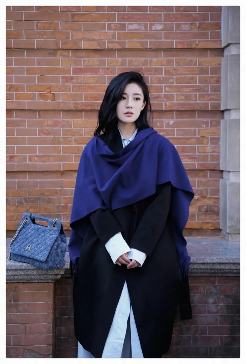 蓝色风衣长款外套怎么搭配围巾