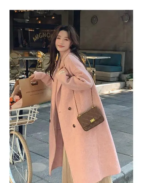 粉红色妮子外套怎么搭配