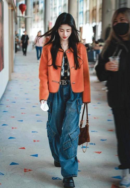 橘红色外套里面怎么搭配