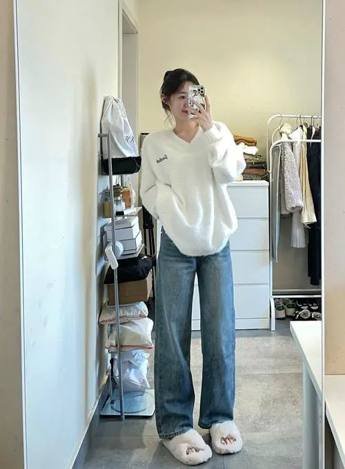 白色v领宽松毛衣怎么搭配