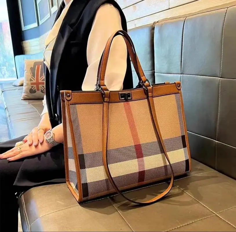 巴宝莉包包怎么搭配图片大全