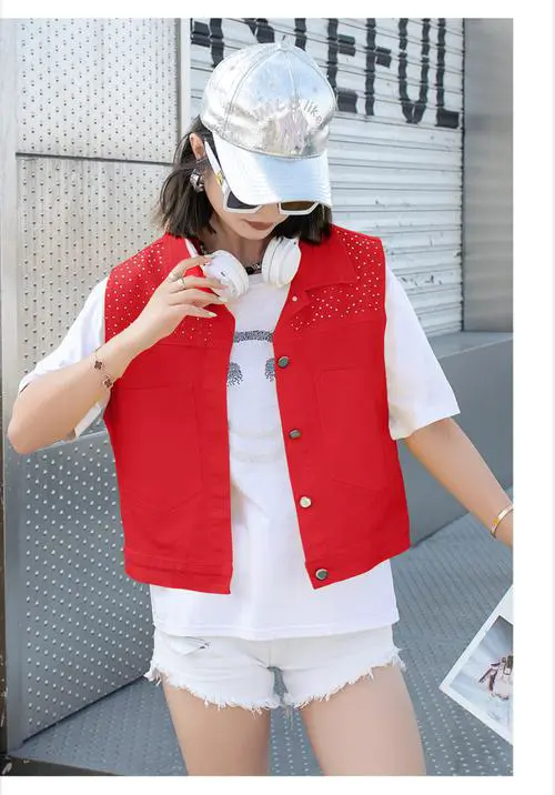 红色牛仔马甲怎么搭配衣服好看