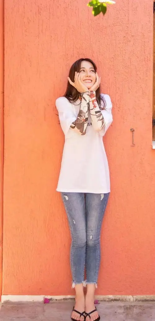 明星白t牛仔裤怎么搭配衣服