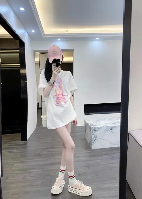 过臀体恤怎么搭配图片