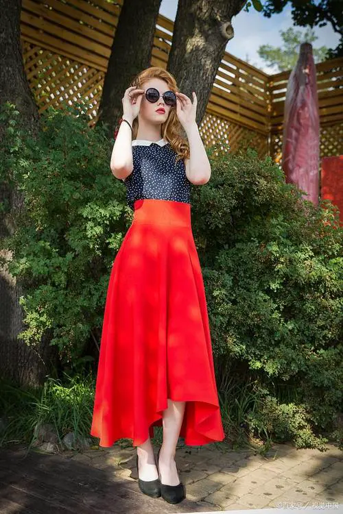 红色宽松长裙怎么搭配