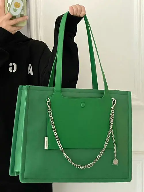 浅绿色包怎么搭配衣服