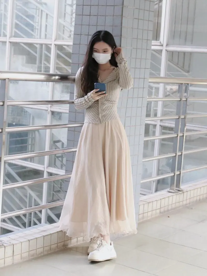 半长裙怎么搭配上衣