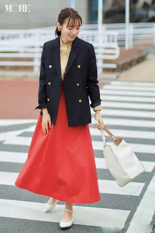 红色宽松长裙怎么搭配外套