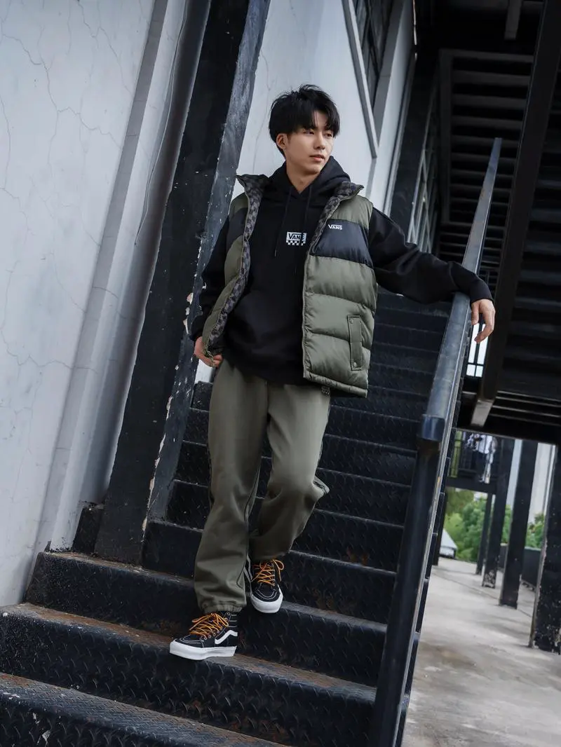 高帮黑色运动鞋怎么搭配什么裤子