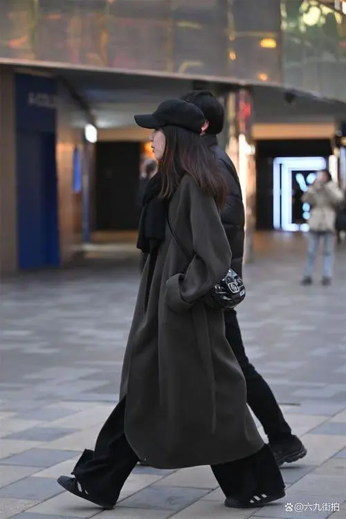 灰色衣服黑色裤子鞋子怎么搭配图片欣赏