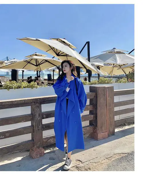 蓝色风衣长款外套怎么搭配什么裤子