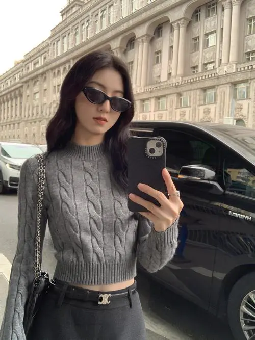 黑色灰色毛衣怎么搭配衣服好看