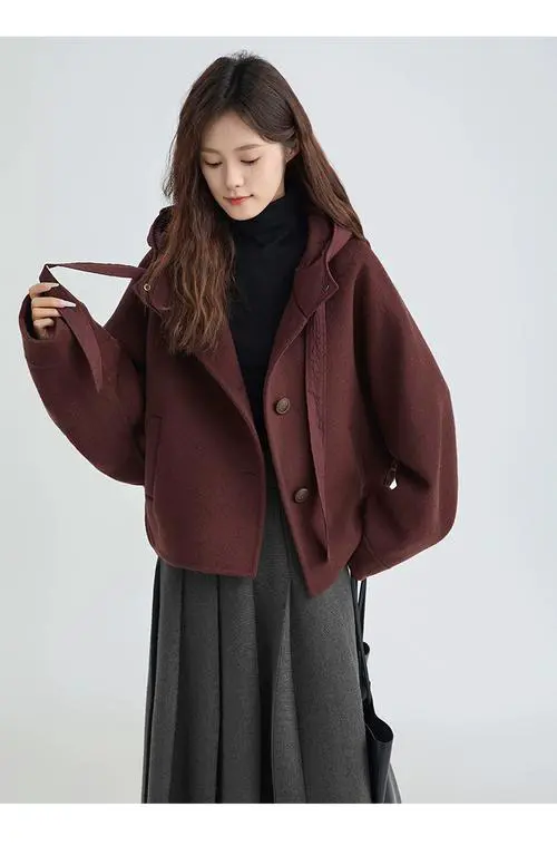 短款红羊绒大衣怎么搭配