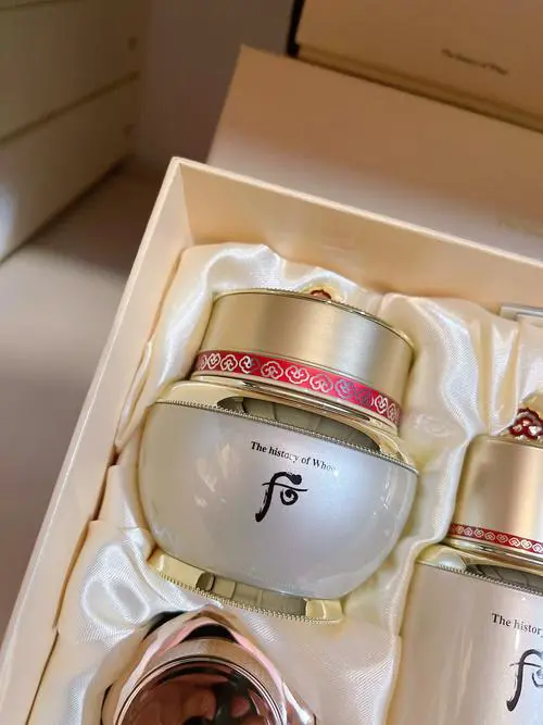 最新的后秘贴面霜套盒