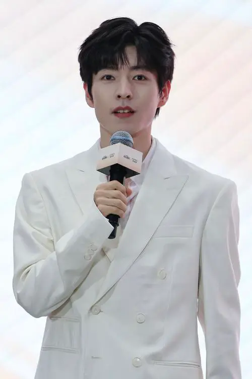 欧珀莱最新代言人男