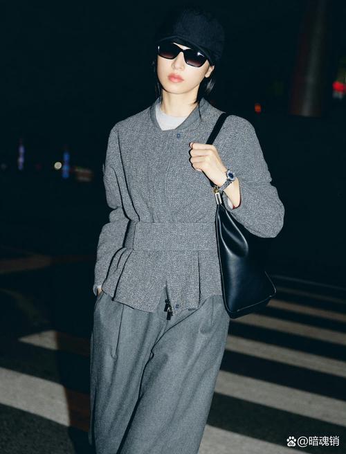 戴帽大衣灰怎么搭配